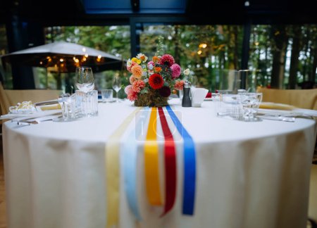 Foto de Lugar para una recepción de boda con decoración, enfoque selectivo en las mesas y la decoración - Imagen libre de derechos
