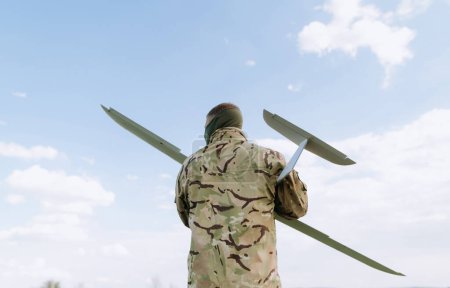 Militärflugzeuge. eine militärische Drohne in den Händen eines Soldaten. unbemannte Luftfahrzeuge in den Händen eines Militärs. Start einer Drohne zu Aufklärungszwecken