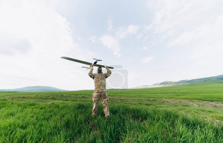 Militärflugzeuge. eine militärische Drohne in den Händen eines Soldaten. unbemannte Luftfahrzeuge in den Händen eines Militärs. Start einer Drohne zu Aufklärungszwecken