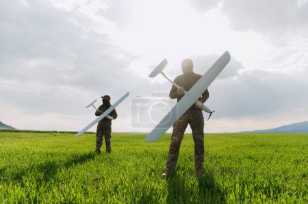 Foto de Ejército moderno. dos soldados tienen aviones no tripulados. los soldados usan drones. guerra tecnológica moderna. aeronaves de reconocimiento - Imagen libre de derechos