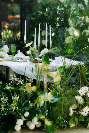 Foto de Decoración de mesa de boda y diseño floral. boda decoración verde de la mesa de la novia - Imagen libre de derechos