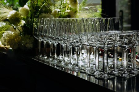 Foto de Muchos vasos vacíos en un ambiente lujoso. recepción social, año nuevo, boda. vasos para martini, vino - Imagen libre de derechos