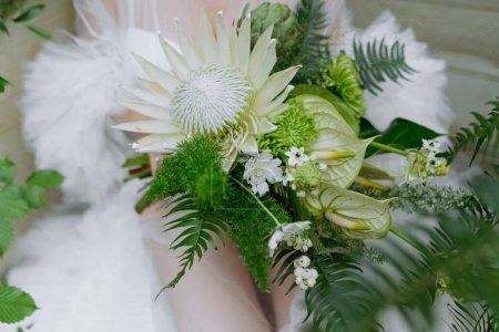 Téléchargez les photos : Mariée tenant le bouquet de mariage, avec des fleurs succulentes, gros plan. bouquet de mariée dans les tons verts - en image libre de droit