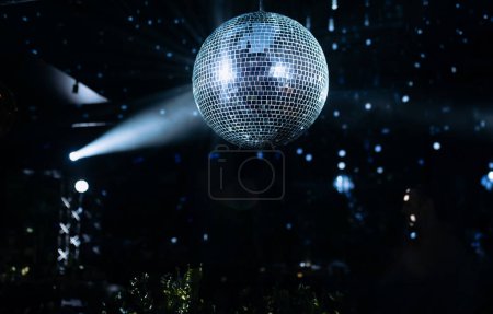 Foto de Luz de reflexión de bola de discoteca por la noche. fiesta de cumpleaños, boda, - Imagen libre de derechos