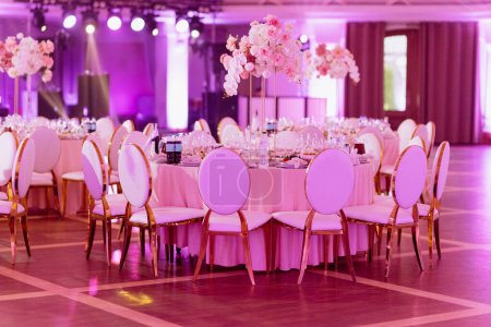 Téléchargez les photos : Luxe décoré avec des fleurs roses et orchidées salle de célébration dans le palais. salle de banquet pour un mariage. - en image libre de droit