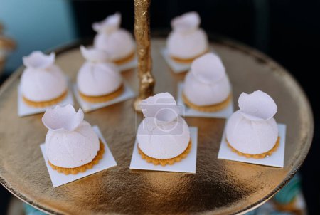 Téléchargez les photos : Barre de bonbons de différents biscuits, bonbons et bonbons au mariage. desserts sucrés roses - en image libre de droit