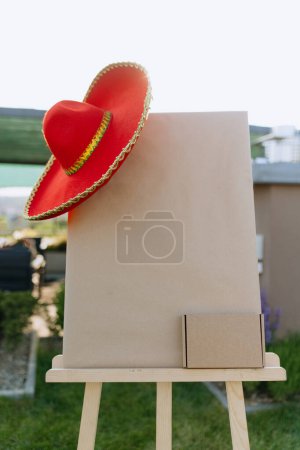 Roter Sombrero auf einer Holzstaffelei. Geburtstagsgeschenk