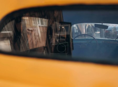 Téléchargez les photos : Une voiture jaune vintage. vue intérieure. intérieur d'une voiture rétro - en image libre de droit
