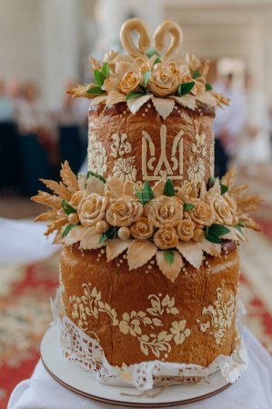 Pain de mariage - pain, gâteau. Du pain de mariage. Le pain est décoré avec des fleurs, des oreilles de pâte. Mariage. Mariée et marié. Tradition ukrainienne.