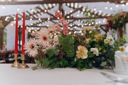 Foto de Wedding table decoration. set wooden table at the wedding - Imagen libre de derechos