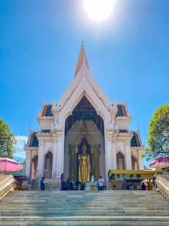 Téléchargez les photos : Nakhon Pathom Thaïlande - 8 Dec 2022 : Beaucoup de gens respectent le Bouddha Géant au temple Phra Pathom Chedi - en image libre de droit