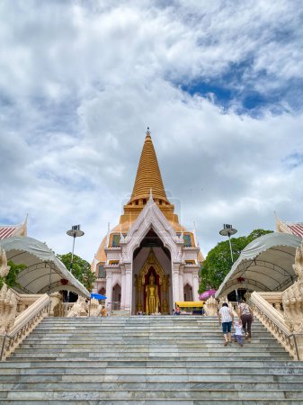 Foto de Nakorn Pathom Tailandia - 3 ago 2023: La gente reza en el templo Phra Pathom Chedi en la provincia de Nakorn Pathom Tailandia - Imagen libre de derechos