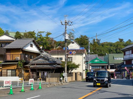 Téléchargez les photos : Narita Japon - 18 Oct 2023 : Rue commerçante avec boutiques de souvenirs et restaurants près du temple Narita san Shinsho ji - en image libre de droit