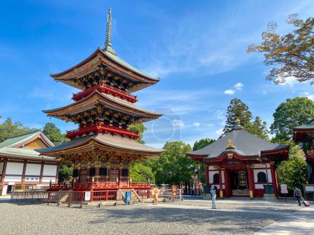 Téléchargez les photos : Narita Japon - 18 Oct 2023 : Les touristes marchent autour de la plus célèbre pagode du temple Narita San - en image libre de droit
