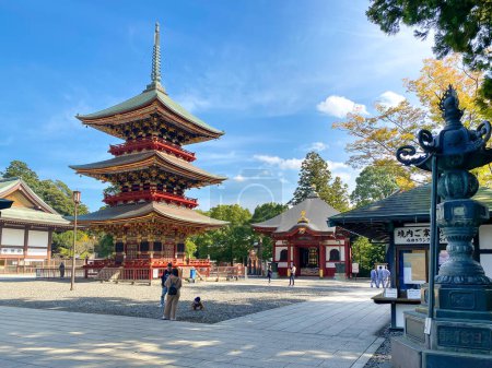 Téléchargez les photos : Narita Japon - 18 Oct 2023 : Les touristes marchent autour de la plus célèbre pagode du temple Narita San - en image libre de droit