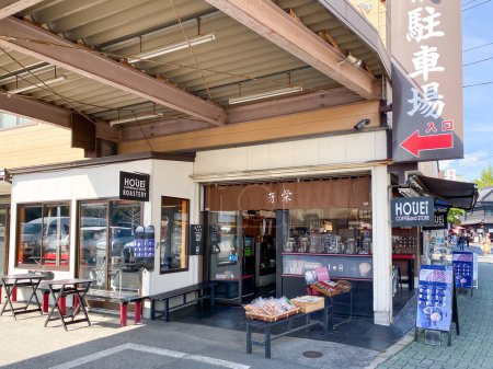 Foto de Narita Japón - 18 Oct 2023: Calle comercial con tiendas de souvenirs y restaurantes cerca del templo Narita san Shinsho ji - Imagen libre de derechos