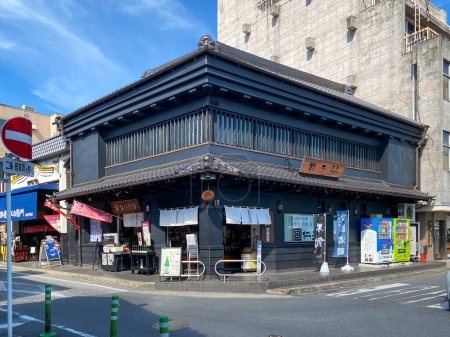 Téléchargez les photos : Narita Japon - 18 Oct 2023 : Rue commerçante avec boutiques de souvenirs et restaurants près du temple Narita san Shinsho ji - en image libre de droit