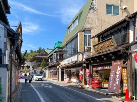 Foto de Narita Japón - 18 Oct 2023: Calle comercial con tiendas de souvenirs y restaurantes cerca del templo Narita san Shinsho ji - Imagen libre de derechos