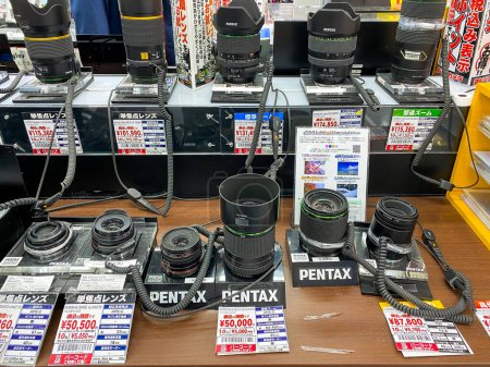 Foto de Akihabara Japón - 21 Oct 2023: Mucha lente de cámara en exhibición en el centro comercial Yodobashi Akihabara en Tokio Japón - Imagen libre de derechos
