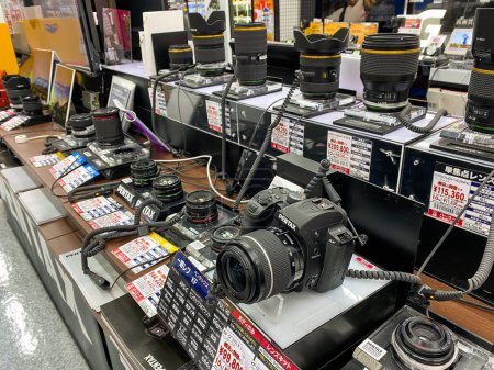 Foto de Akihabara Japón - 21 Oct 2023: Mucha lente de cámara en exhibición en el centro comercial Yodobashi Akihabara en Tokio Japón - Imagen libre de derechos