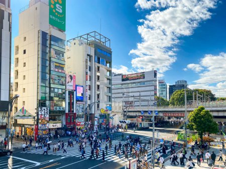 Foto de Ueno Japón - 21 Oct 2023: Tráfico en frente de la estación de Ueno por la mañana en la principal estación de tren de Tokio, Taito. Es la estación utilizada para llegar al distrito de Ueno. en Tokio Japón - Imagen libre de derechos