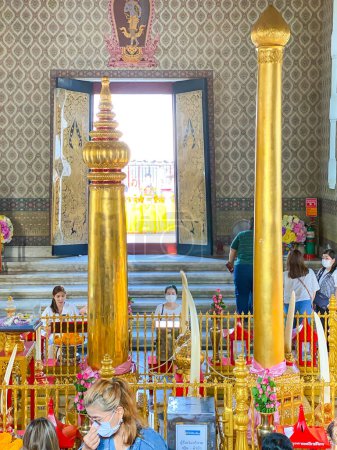 Téléchargez les photos : Bangkok Thaïlande - 20 Jan 2023 : Beaucoup de gens prient le respect au sanctuaire pilier de la ville de Bangkok pour la chance et la bonne fortune. - en image libre de droit