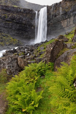 Foto de The Fossa Waterfall on island Bordoy. This is the highest waterfall in the Faroe Islands, situated in wild scandinavian scenery. Summer day - Imagen libre de derechos