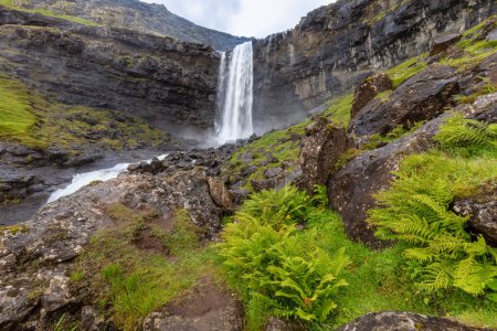 Foto de The Fossa Waterfall on island Bordoy. This is the highest waterfall in the Faroe Islands, situated in wild scandinavian scenery. Summer day - Imagen libre de derechos