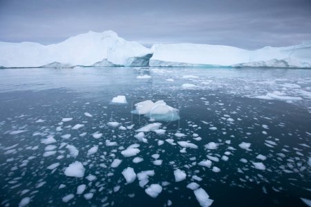 Téléchargez les photos : La fonte d'un iceberg et le déversement d'eau dans la mer par la côte du Groenland Groenland et l'incroyable iceberg sur la mer, nous pouvons encore le voir avant le changement climatique complet. Icefjord Le réchauffement climatique. - en image libre de droit
