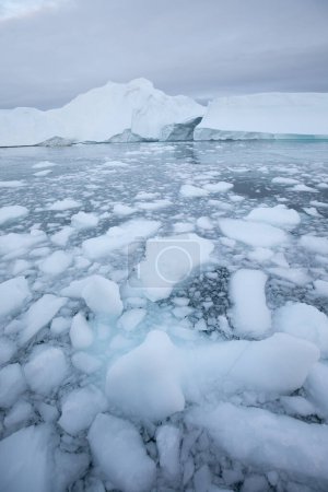 Téléchargez les photos : La fonte d'un iceberg et le déversement d'eau dans la mer par la côte du Groenland Groenland et l'incroyable iceberg sur la mer, nous pouvons encore le voir avant le changement climatique complet. Icefjord Le réchauffement climatique. - en image libre de droit