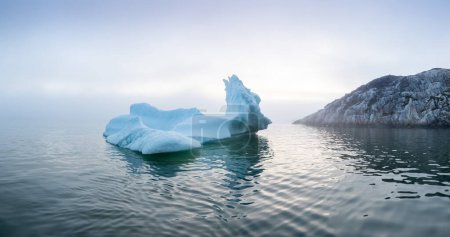 Foto de Los glaciares dron imagen aérea desde arriba el cambio climático y el calentamiento global. Glaciares de un iceberg derretido en Ilulissat, Groenlandia. El paisaje helado de la naturaleza ártica en el mundo de la UNESCO - Imagen libre de derechos