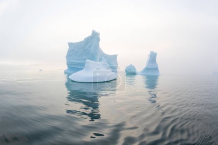 Foto de Antártida, Isla de Georgia del Sur. Un glaciar solitario. Glaciares azules en el agua del océano. Deriva glacial en aguas tranquilas. Limpie trozos de hielo de un glaciar que se derrite. Concepto de calentamiento global cambio climático - Imagen libre de derechos