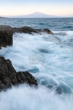 Foto de Acantilados con olas en la costa mediterránea. Sicilia, Italia. Hermoso clima. Concepto de viaje fondo. - Imagen libre de derechos