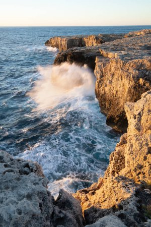 Téléchargez les photos : Falaises avec des vagues sur la côte méditerranéenne. Sicile, Italie. Beau temps. Concept de voyage arrière-plan. - en image libre de droit