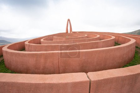 Téléchargez les photos : Vue aérienne du labyrinthe Labirinto Di Arianna, Sicile, Italie. Entre Palerme et Messine est un véritable labyrinthe spiralé inspiré du mythe grec de Thésée et Ariane. - en image libre de droit