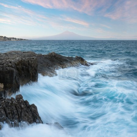 Foto de Acantilados con olas en la costa mediterránea. Sicilia, Italia. Hermoso clima. Concepto de viaje fondo - Imagen libre de derechos