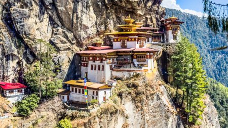 Paro Taktsang : The Tigers Nest Monastery - Bhoutan. Taktsang est le nom populaire du monastère Taktsang Palphug, situé dans la falaise de la vallée du Paro, au Bhoutan
.