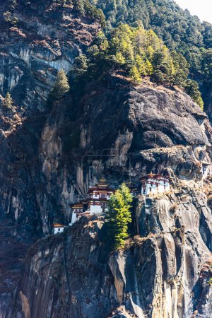 Paro Taktsang: The Tigers Nest Monastery Bután (en inglés). Taktsang es el nombre popular del monasterio de Taktsang Palphug, ubicado en el acantilado del valle de Paro, en Bután.
.