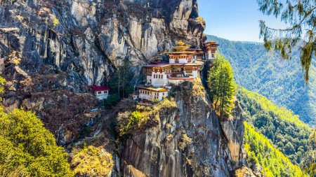 paro taktsang: die Tiger nisten Kloster - bhutan. taktsang ist der populäre Name des taktsang palphug Klosters, das sich am Kliff des Parotals in Bhutan befindet.
