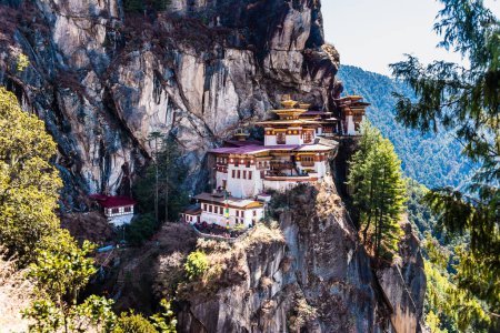 Paro Taktsang: The Tigers Nest Monastery Bután (en inglés). Taktsang es el nombre popular del monasterio de Taktsang Palphug, ubicado en el acantilado del valle de Paro, en Bután.
.