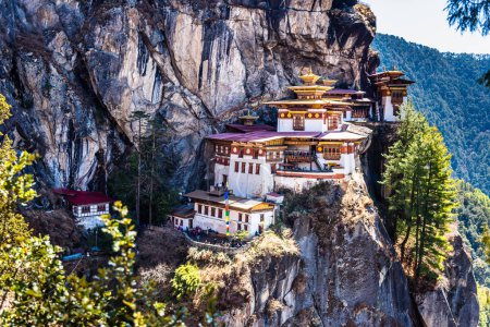Paro Taktsang : The Tigers Nest Monastery - Bhoutan. Taktsang est le nom populaire du monastère Taktsang Palphug, situé dans la falaise de la vallée du Paro, au Bhoutan
.