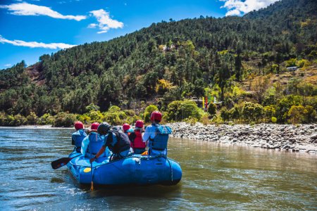 Foto de Los turistas viajan en la instalación de rafting, proporcionando una experiencia interesante para los entusiastas de los viajes. Punakha, Bután - Imagen libre de derechos