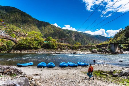 Foto de Punakha, Bután - Mar 22.2024 Instalaciones de rafting se colocan a lo largo del río - Imagen libre de derechos
