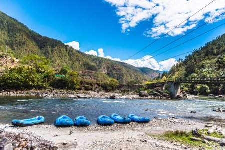 Foto de Punakha, Bután - Mar 22.2024 Instalaciones de rafting se colocan a lo largo del río - Imagen libre de derechos