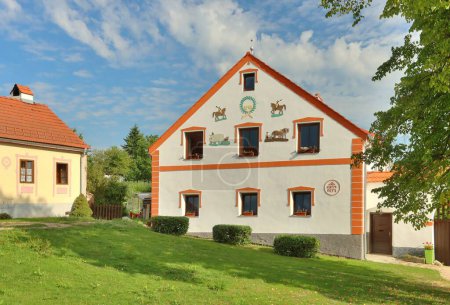 Téléchargez les photos : Belle maison de village rénovée en République tchèque - en image libre de droit