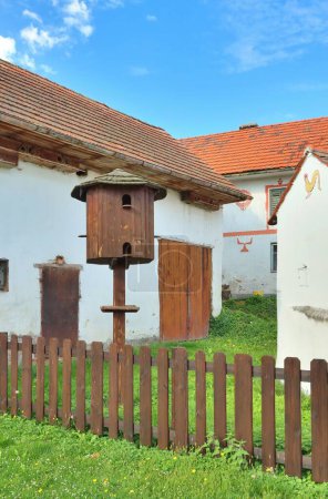 Interesante palomar viejo en el pueblo checo