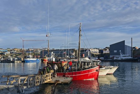 Téléchargez les photos : Ilulissat, Groenland - 17 juillet 2016 : Des gens montent à bord d'un bateau de croisière au port - en image libre de droit