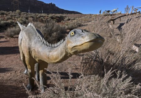 Foto de Moab, Utah, Estados Unidos - 22 de noviembre de 2021: Réplica a tamaño completo del dinosaurio bebé del género Diplodocus. Sendero de dinosaurios Moab Giants. - Imagen libre de derechos