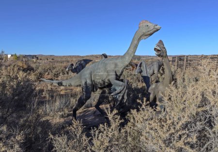 Foto de Moab, Utah, Estados Unidos - 22 de noviembre de 2021: Grupo de Chirostenotes pergracilis dinosaurios replicas del género Oviraptorosaurs de pie en ambiente natural en el rastro de dinosaurios Moab Giants - Imagen libre de derechos