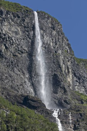 Téléchargez les photos : Classical view of the Kjelfossen waterfall, one of the highest waterfalls in Norway. The falls are located just east of Gudvangen at the end of the Nryfjord. - en image libre de droit